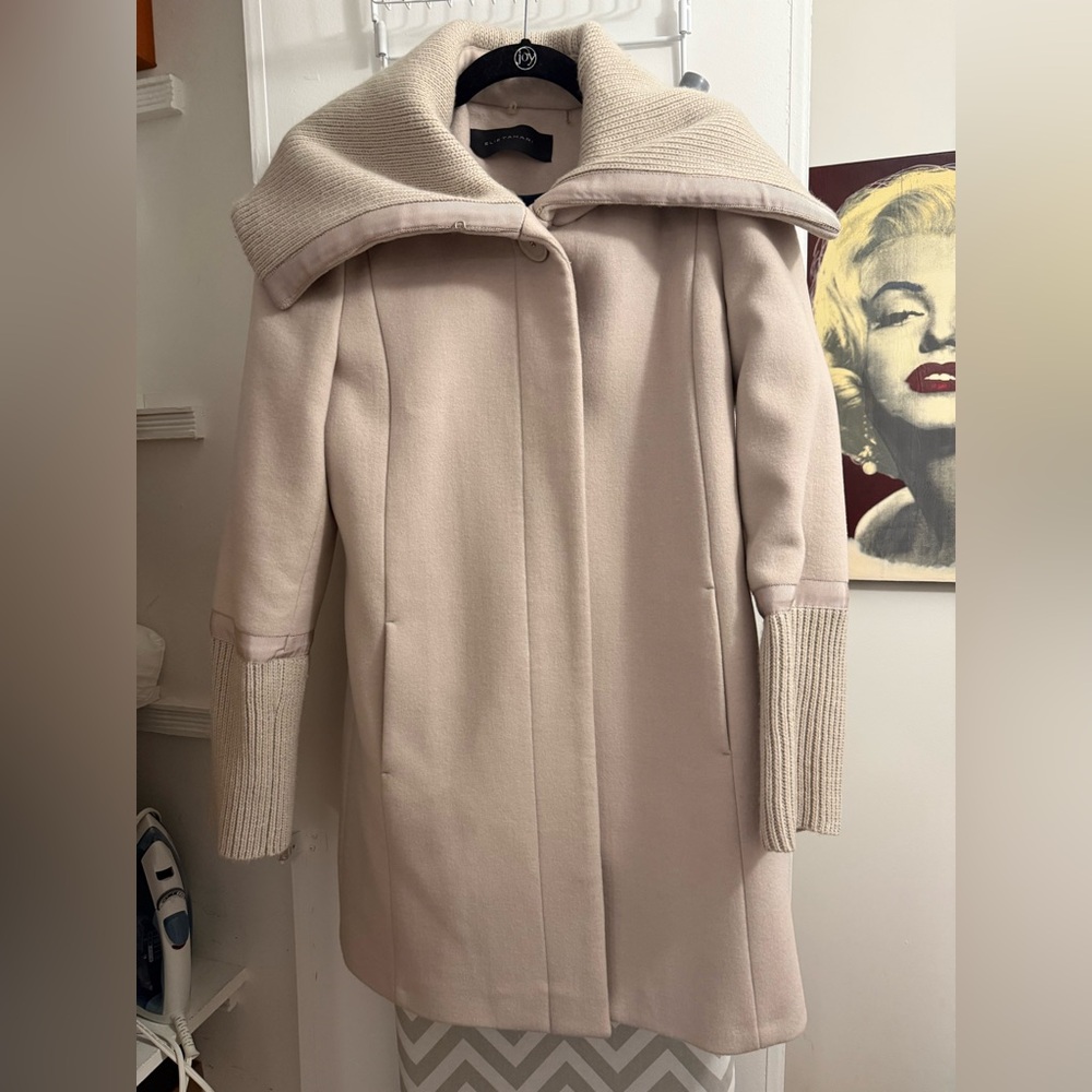 Elie Tahari Elegant wool Coat with Knit Cuffs